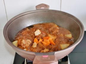 再加入胡萝卜炖10分钟。