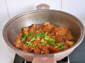 最后加入青椒大火收汁。