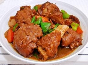 连骨头都入味的羊腿。