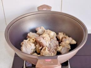 起油锅，加入姜蒜煸炒再加入羊腿。