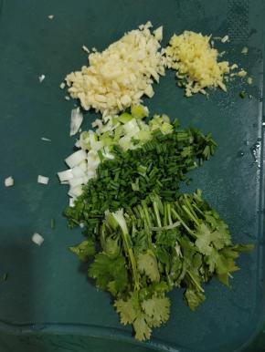 生姜削皮切成末，蒜瓣切成末，葱切成葱花，香菜切成段备用！