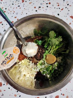 盆中放入葱花，盐，鸡精，猪油，糊辣椒面，生抽，香醋，蚝油，油辣子，姜蒜末，鸡汤味儿浓汤宝，香菜！