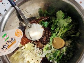 盆中放入葱花，盐，鸡精，猪油，糊辣椒面，生抽，香醋，蚝油，油辣子，姜蒜末，鸡汤味儿浓汤宝，香菜！