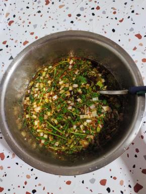 倒入适量的开水搅拌至猪油和浓汤宝融化！