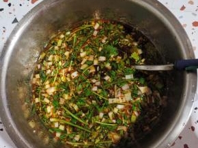 倒入适量的开水搅拌至猪油和浓汤宝融化！