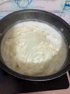 水开放入鲜面条煮熟！(大概煮2分钟！)