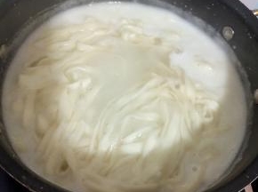 水开放入鲜面条煮熟！(大概煮2分钟！)