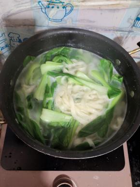 再放入小青菜煮1分钟左右！