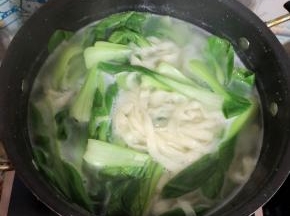 再放入小青菜煮1分钟左右！