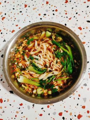 把煮好的面条和小青菜捞进盆里，搅拌均匀即可食用！酸辣开胃，特别的过瘾！