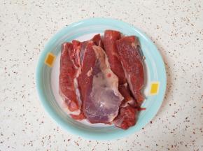 准备好羊腿肉，用凉水浸泡半个小时，去一下腥味。