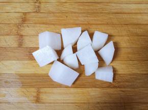 白萝卜切成大块。