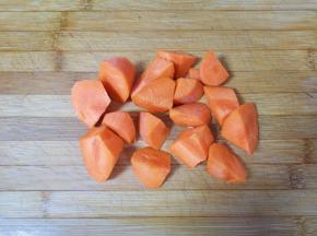 胡萝卜切成大块。