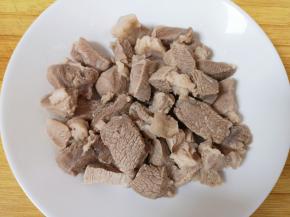 焯过水的羊肉冲洗干净。