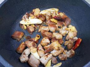 加入豆瓣酱炒出香味。