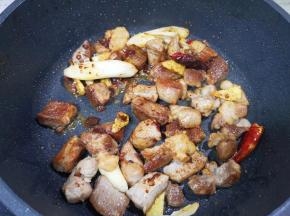 加入豆瓣酱炒出香味。