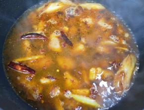 加入开水，放老抽、生抽和盐调味。