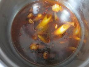 将炒好的羊肉带汤汁一起倒进电压力锅。