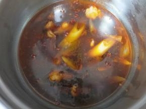 将炒好的羊肉带汤汁一起倒进电压力锅。