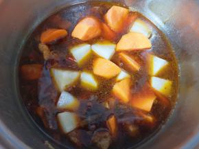 35分钟以后，手动排气，打开压力锅，下入白萝卜和胡萝卜。