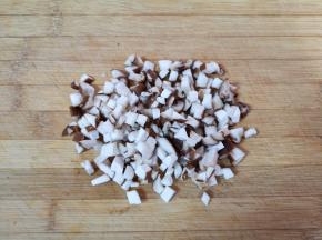 香菇洗干净切成小丁。