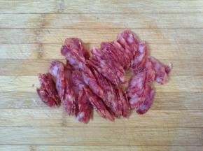 腊肠切成片。