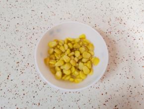 准备好玉米粒。
