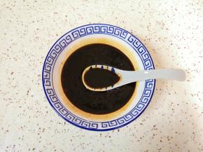 用蚝油、老抽、味极鲜酱油、香醋、糖、盐和鸡精调好红烧汁。