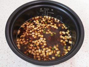 放入准备好的香菇丁、豌豆和玉米粒搅拌均匀。