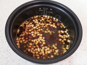 放入准备好的香菇丁、豌豆和玉米粒搅拌均匀。
