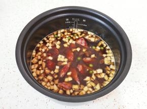 放入腊肠。