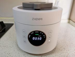 将饭煲内胆放入电压力锅里面，选择电压力锅的“营养蒸”功能，显示需要30分钟。