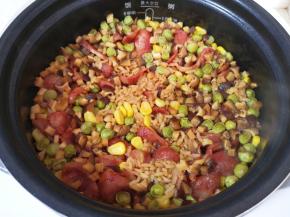 米饭好了自然排气后，打开锅盖看看。