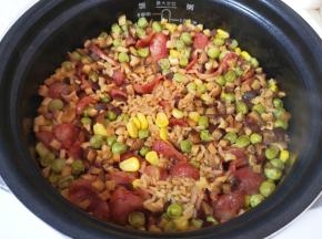 米饭好了自然排气后，打开锅盖看看。