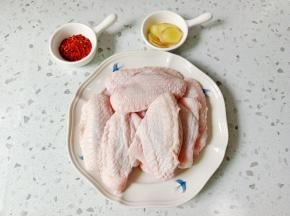 准备鸡翅，辣椒粉，生姜片。