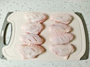 鸡翅两面各划两下。