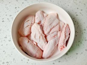 把鸡翅放入碗里