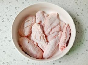 把鸡翅放入碗里