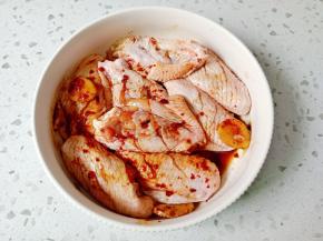 盐半勺，翻拌均匀腌制半小时。