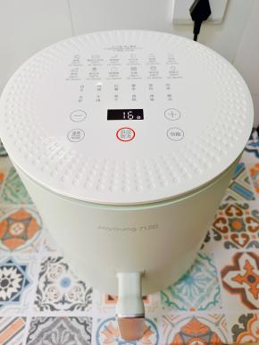 放入空气炸锅，选择鸡翅功能键