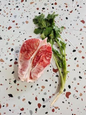 准备好柚子一块，香菜一棵清洗干净！