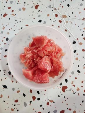 把柚子果肉剥出来备用！
