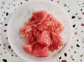 把柚子果肉剥出来备用！