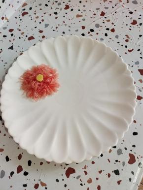 用柚子皮剪一个小圆，放在中间，当做花蕊！