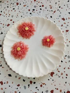 依次做好三朵柚子花！柚子花的大小根据你的平盘大小来适当调整！