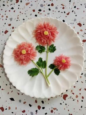 再用香菜叶点缀一下！