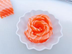 把切好的三文鱼上在碗里摆出花朵形状，配上刺身酱油和芥辣先生的生鱼片可以开吃了