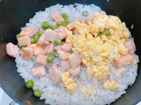 加入鸡蛋碎，三文鱼粒，青豆粒，再加入盐调味