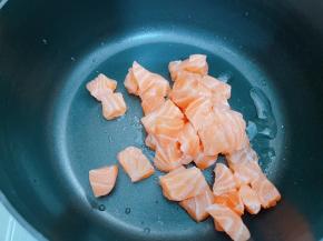 锅里加入少许橄榄油，放入三文鱼粒