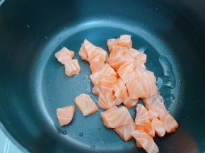 锅里加入少许橄榄油，放入三文鱼粒